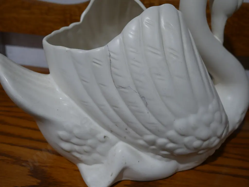 Large Crown Lynn swan - crack to wing Image 1++