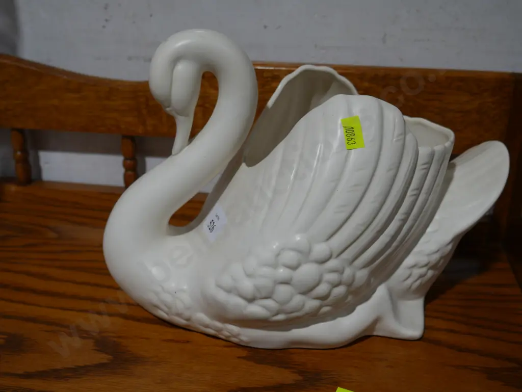 Large Crown Lynn swan - crack to wing Image 1++