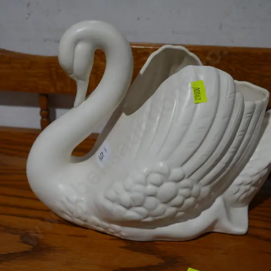 Large Crown Lynn swan - crack to wing