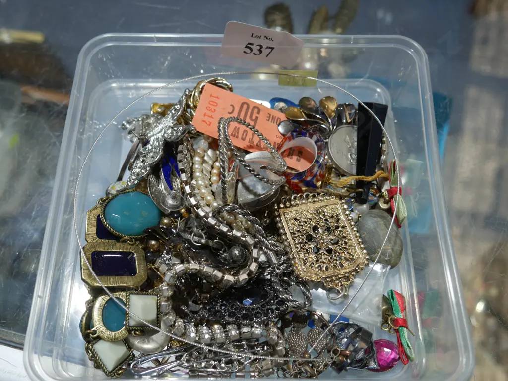 Costume jewellery Image 1++