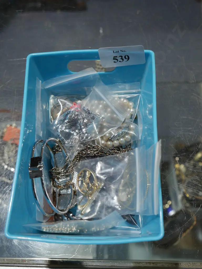 Costume jewellery Image 1++