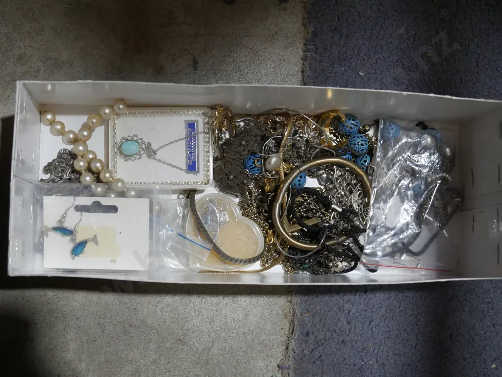 Costume jewellery Image 1++