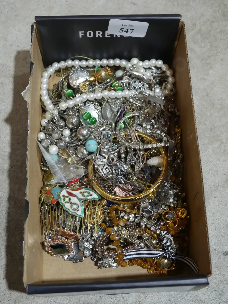 Costume jewellery Image 1++