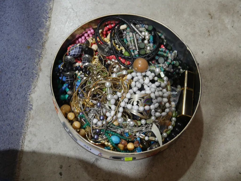 Quantity of costume jewelry etc Image 1++