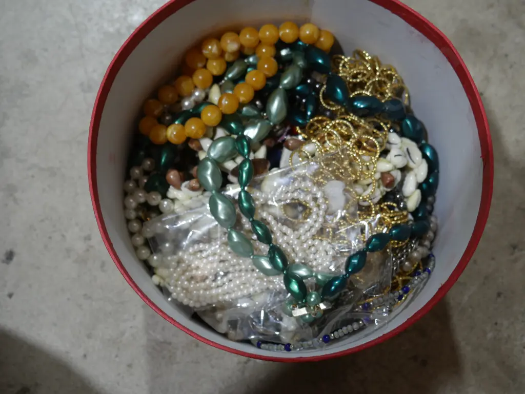 Costume jewellery Image 1++