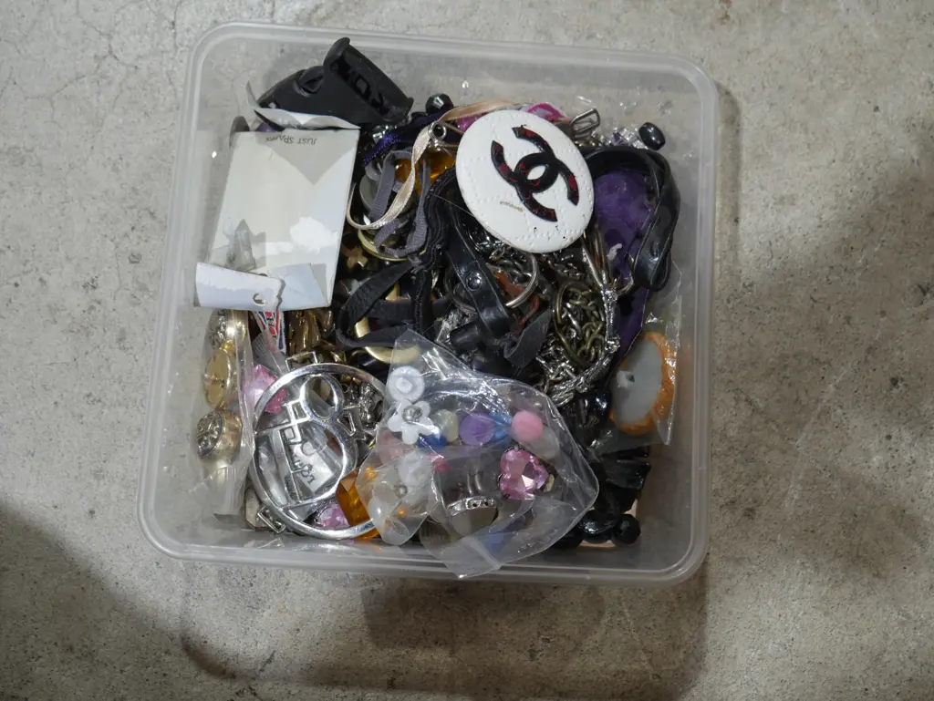 Costume jewellery, buttons etc Image 1++