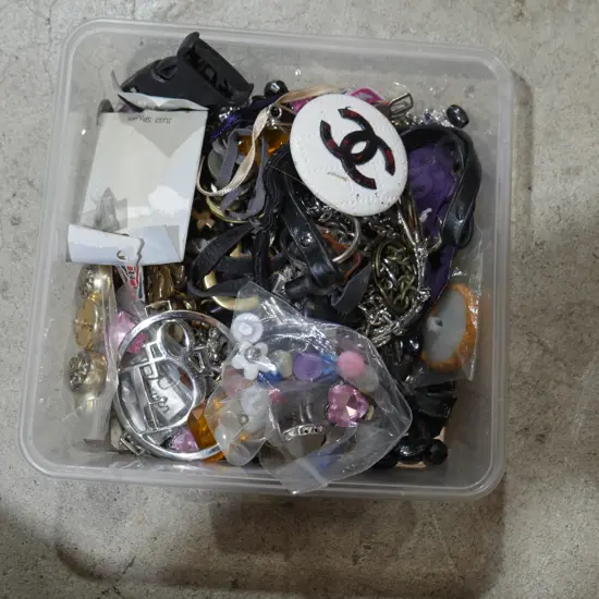 Costume jewellery, buttons etc