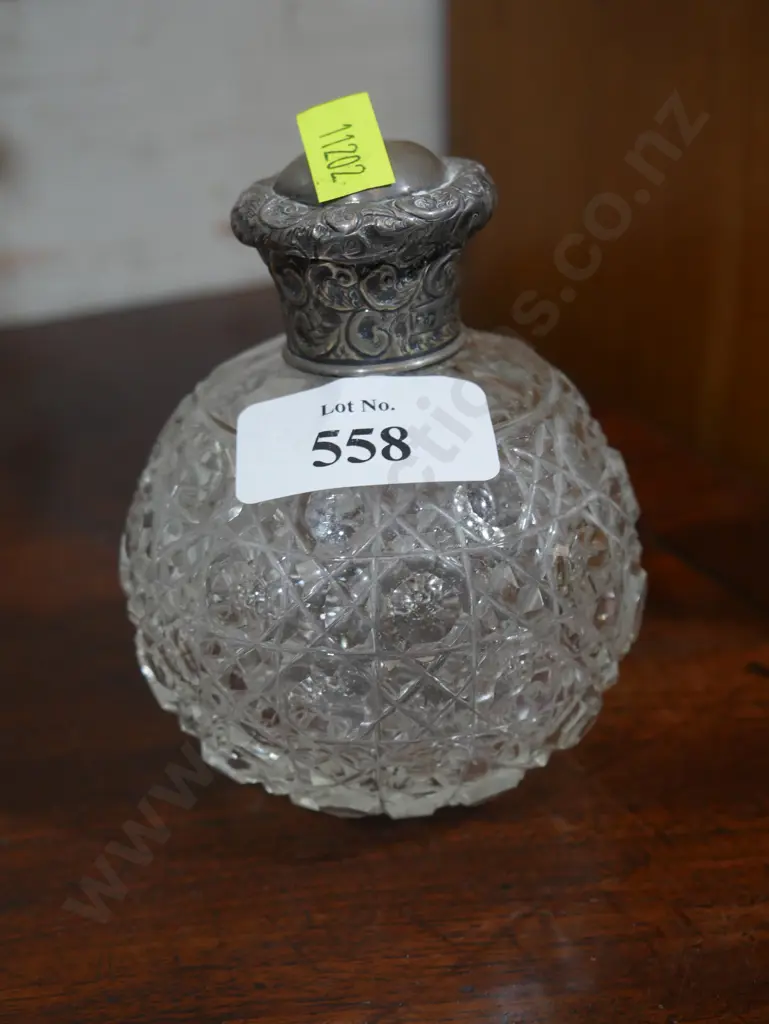 Sterling silver top scent bottle Image 1++