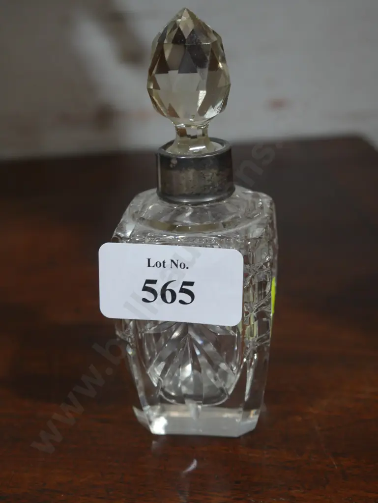 Crystal scent bottle with sterling silver collar Image 1++