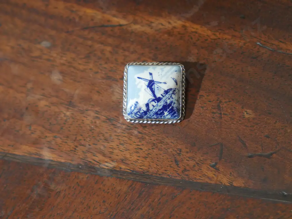 Delft style brooch Image 1++