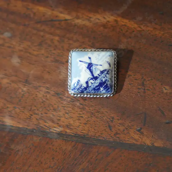 Delft style brooch