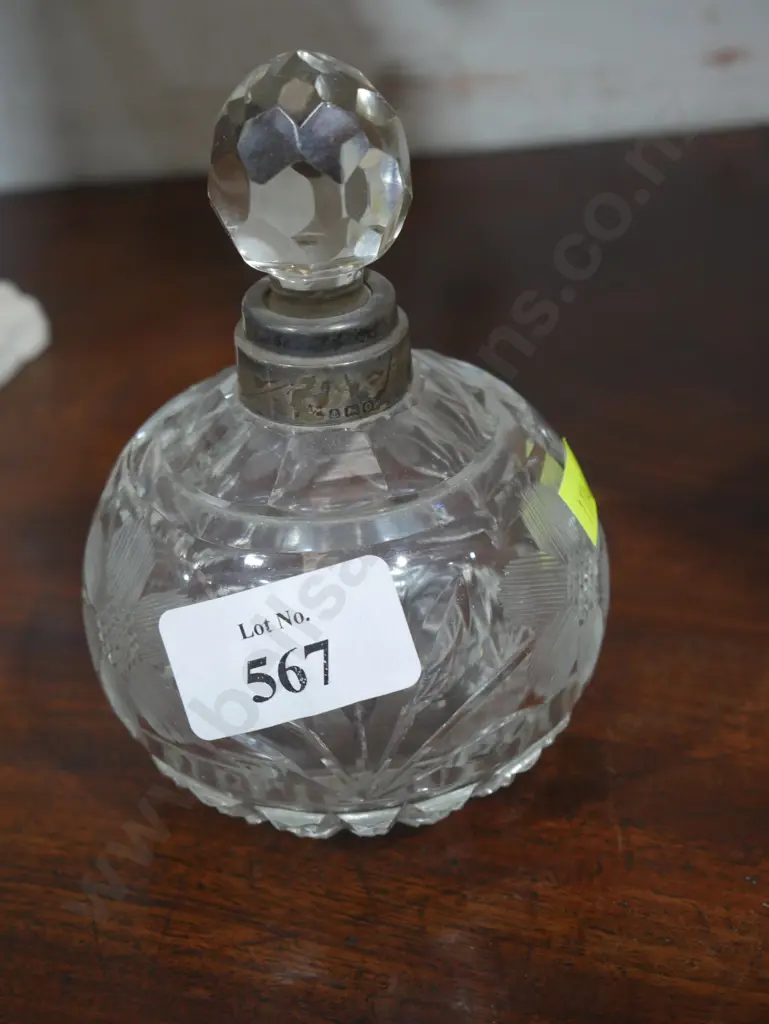 Crystal scent bottle with Sterling silver collar Image 1++