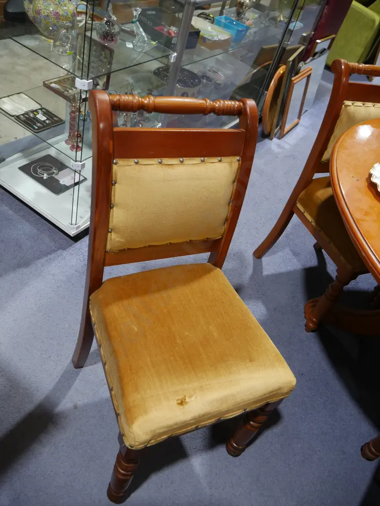 Round dining table and 6 chairs Image 1++