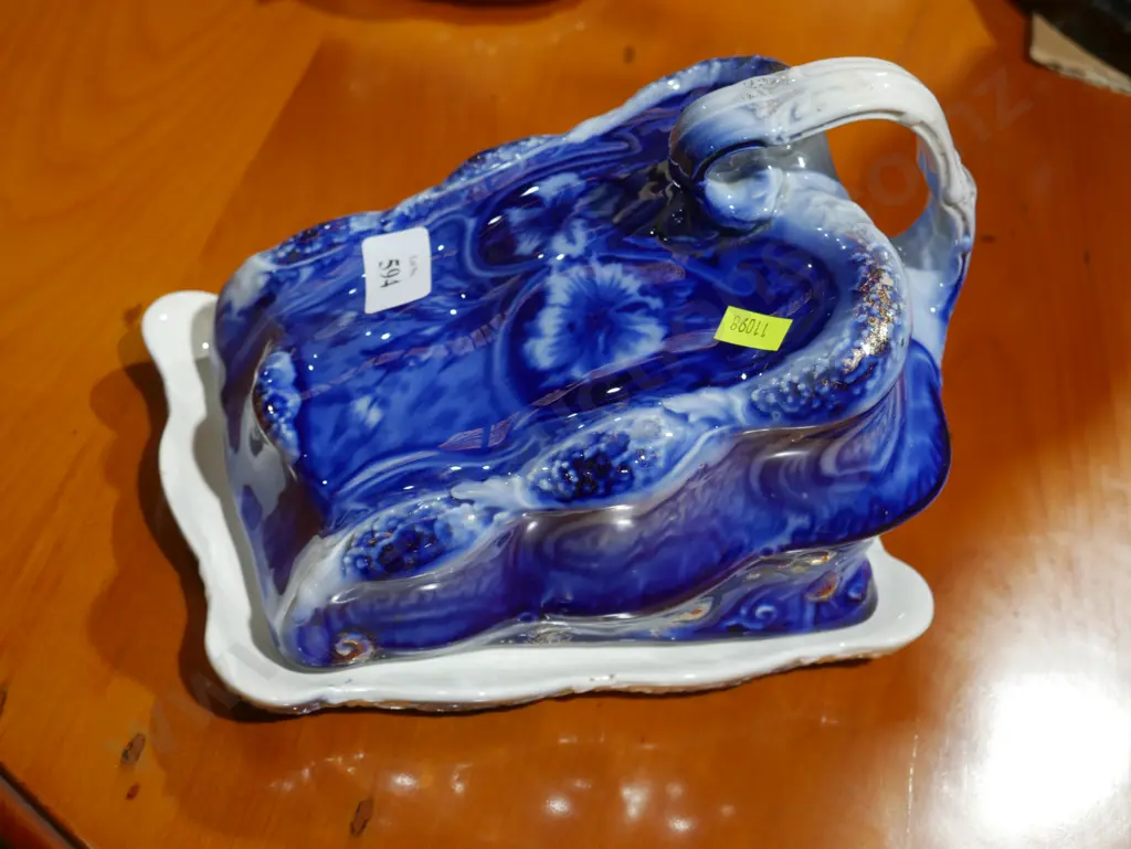 Blue and white cover dish Image 1++
