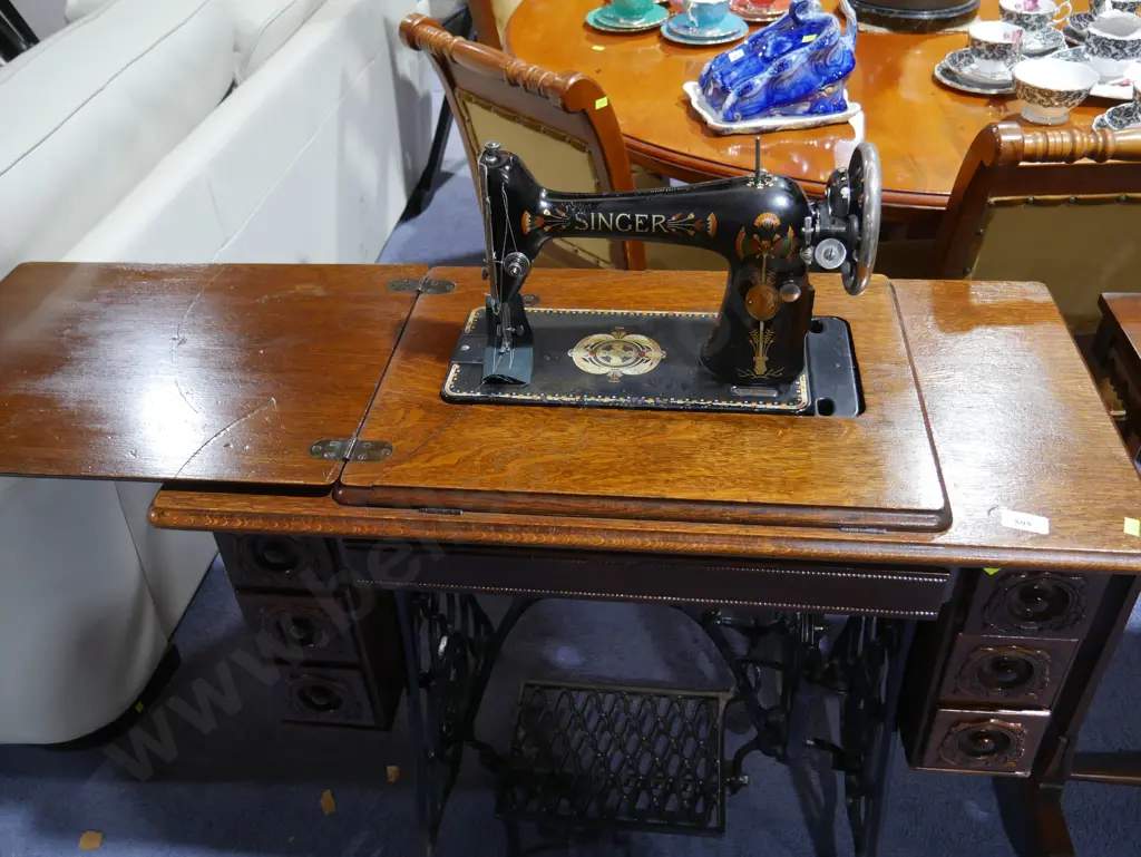 Singer sewing machine and table Image 1++