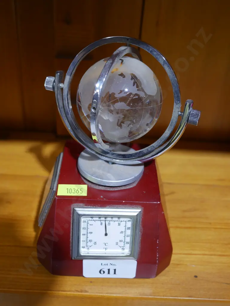 Rotatable crystal globe desk clock Image 1++