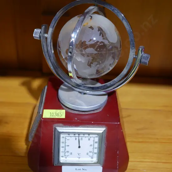Rotatable crystal globe desk clock