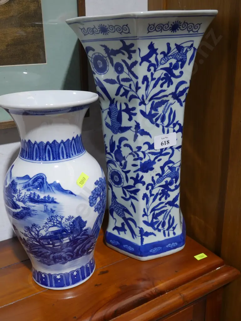 2 blue and white vases Image 1++
