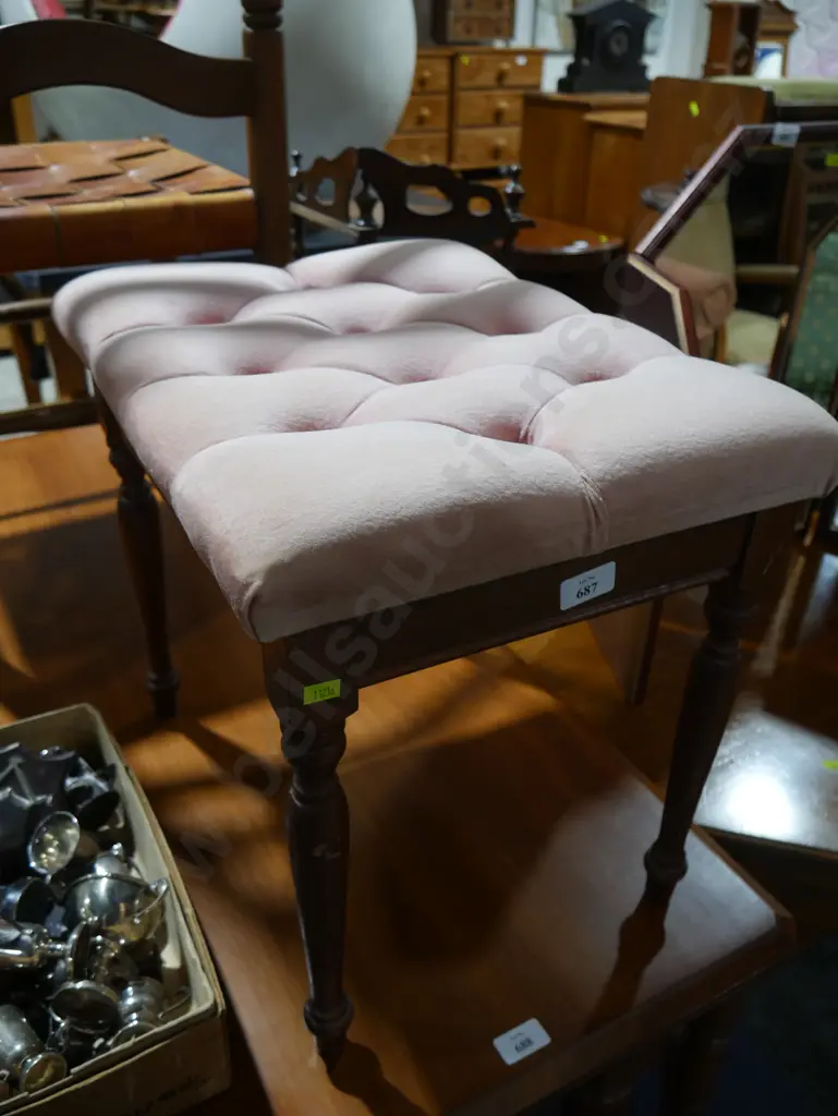 Upholstered stool Image 1++