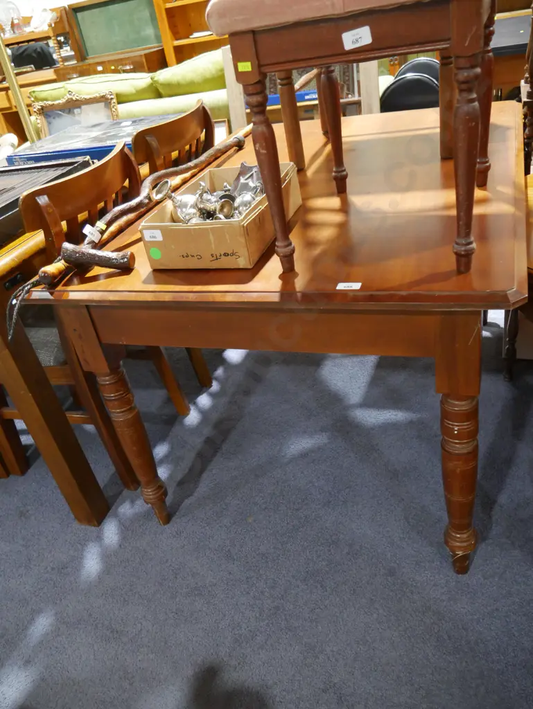 Dining table Image 1++