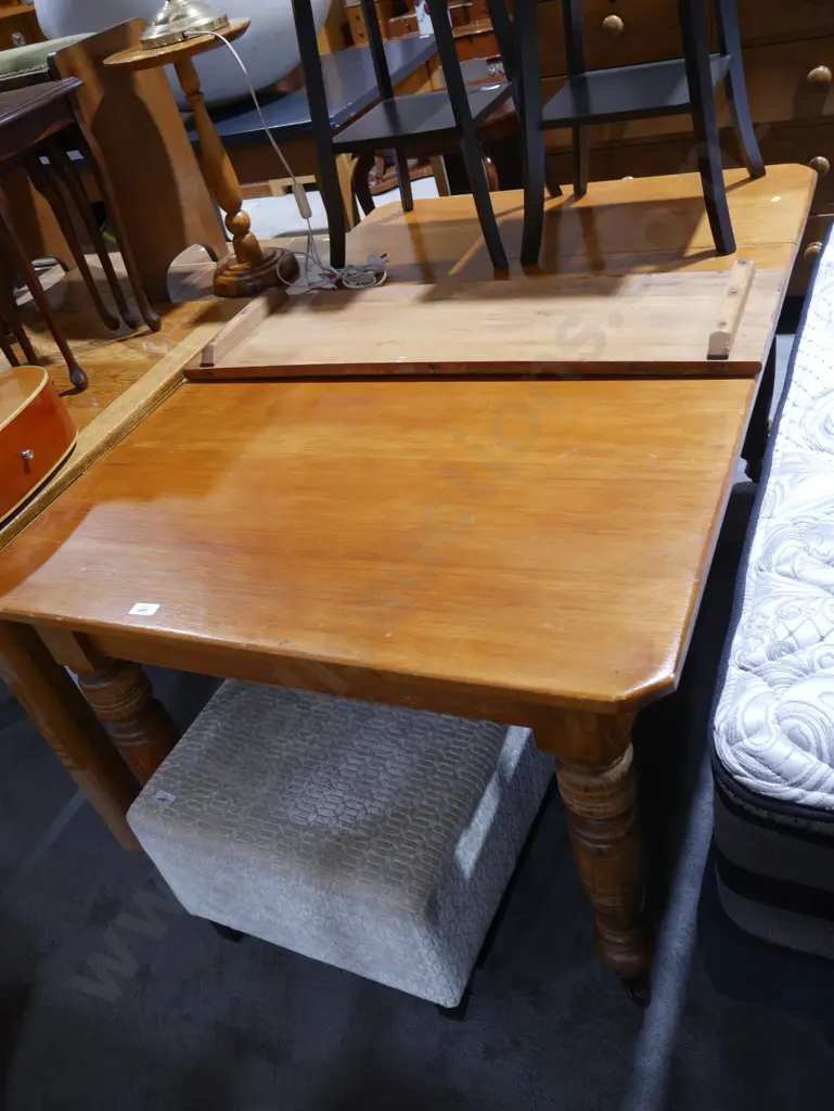 Dining table Image 1++