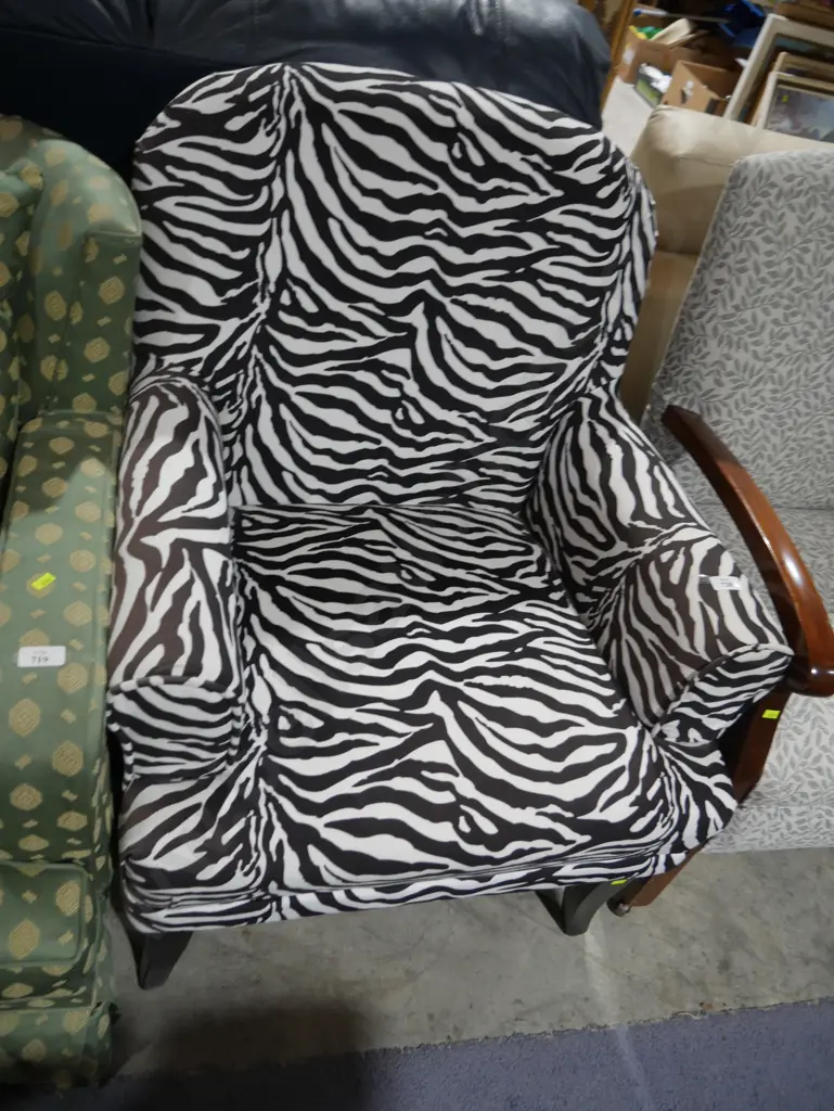Zebra pattern armchair Image 1++