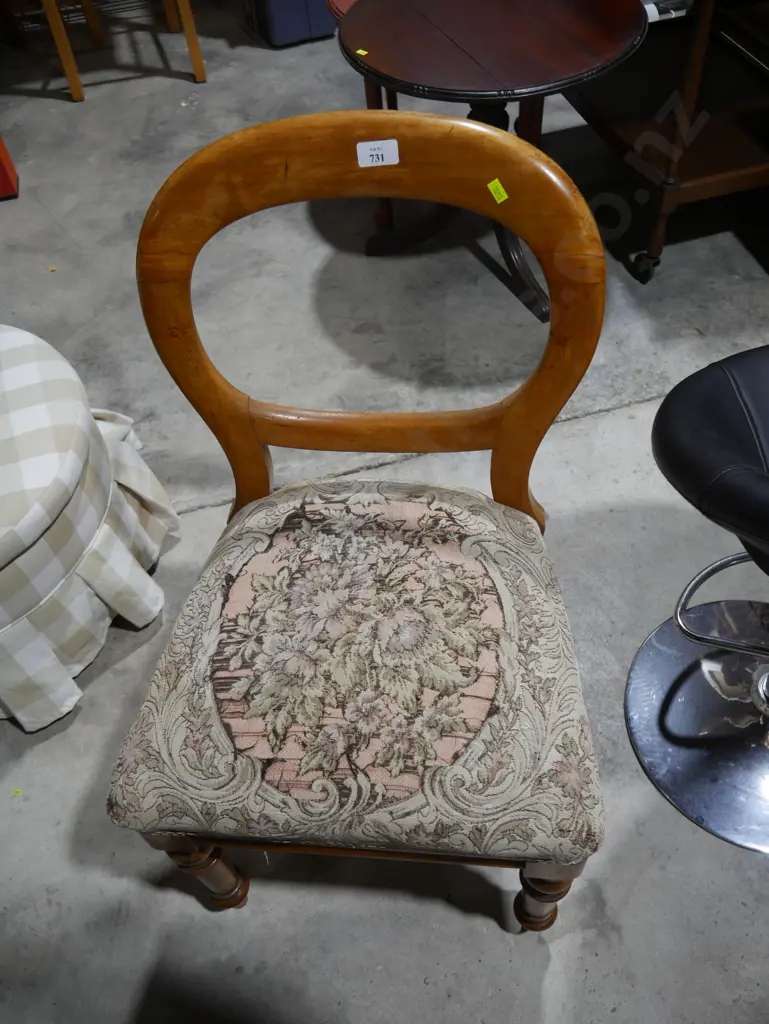 Balloon back chair Image 1++