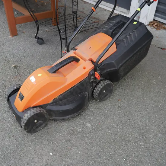 Electric lawnmower