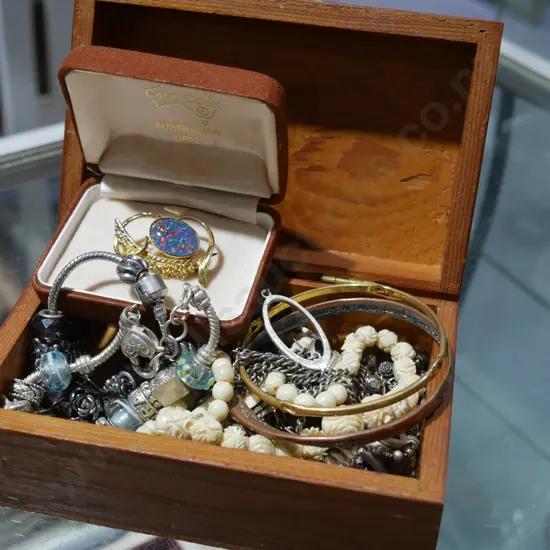 Assorted jewellery