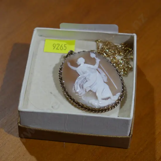 9 carat cameo necklace