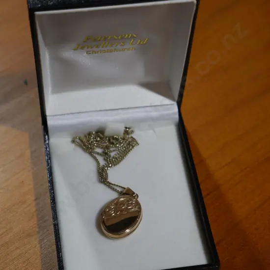 Gold pendant necklace