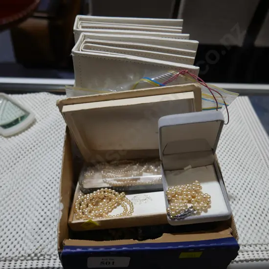 Costume jewellery, pearls etc