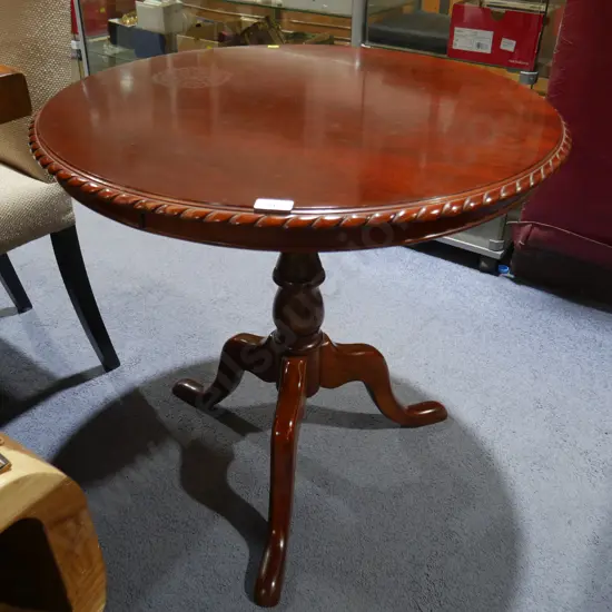 Rope edge pedestal table