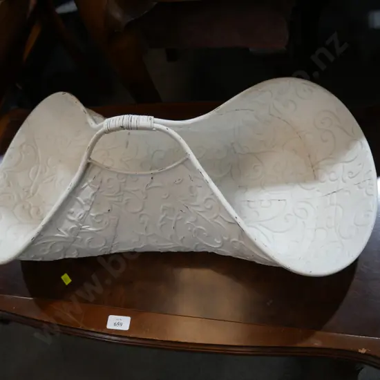 Metal flower carrier