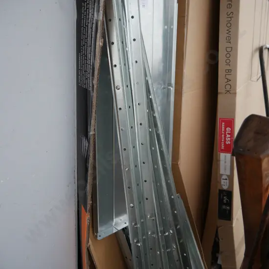 Metal shelf unit to be assembled