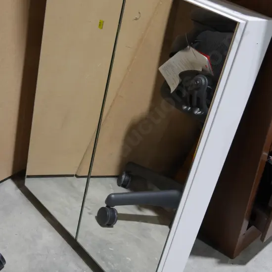Mirror cabinet