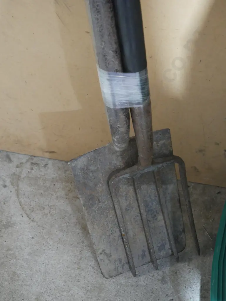 Spade and fork Image 1++