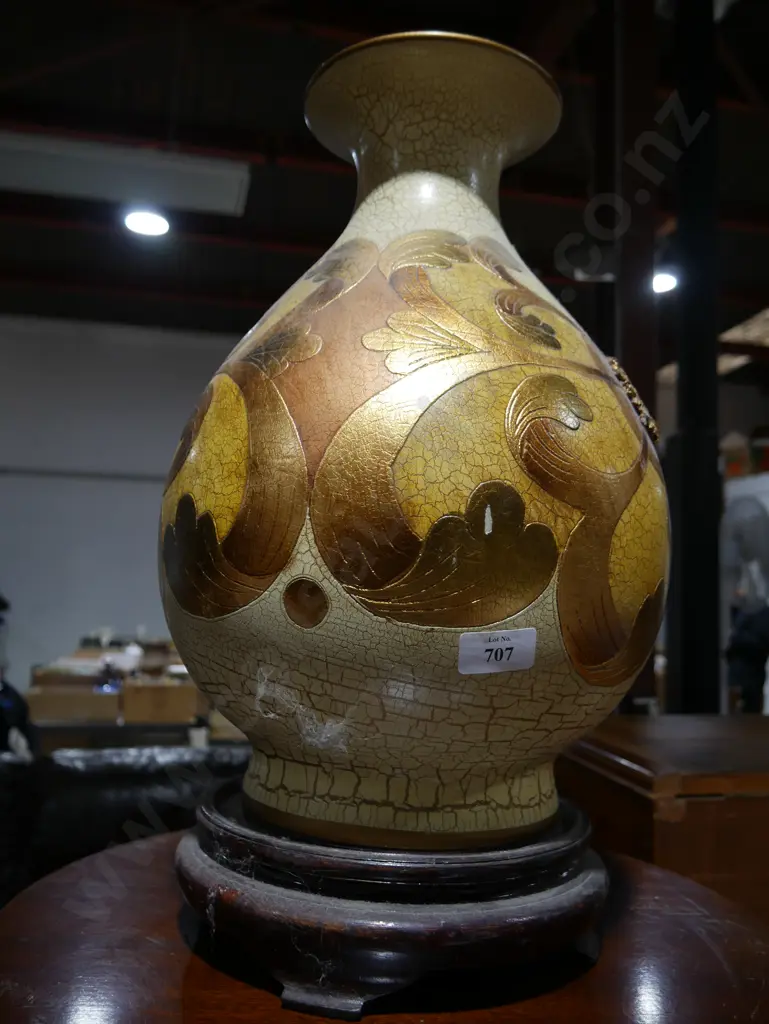 Modern vase on stand Image 1++