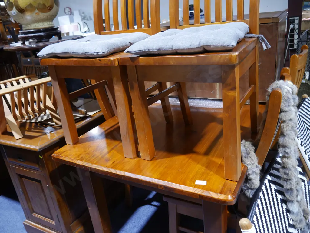 Dining table and 6 chairs Image 1++