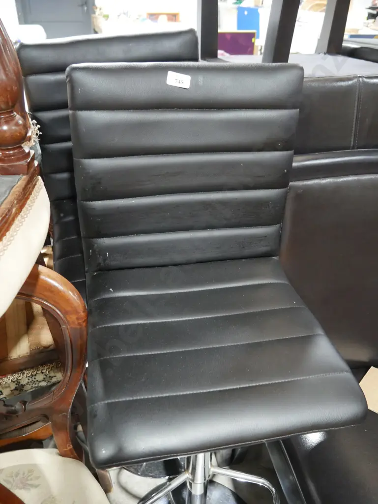 2 bar stools Image 1++