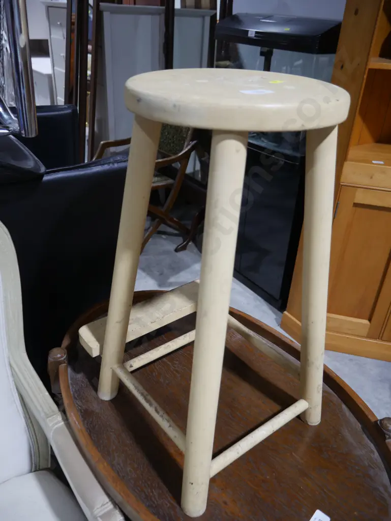 Wooden stool Image 1++