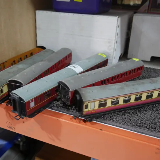 Model railway passenger carriages