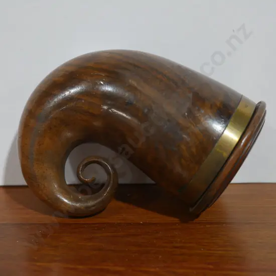 Horn shaped snuff box