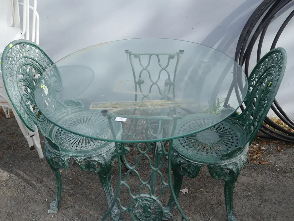 Singer base glass top table and 2 chairs Image 1++