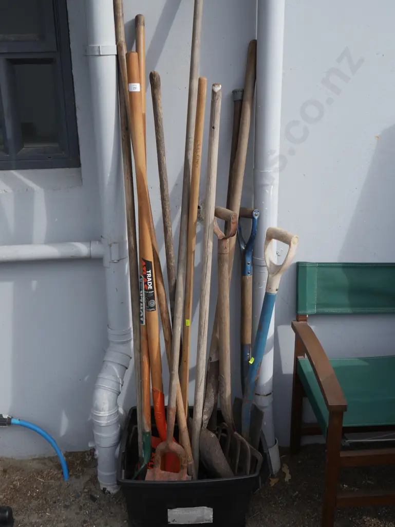 Assorted garden tools Image 1++