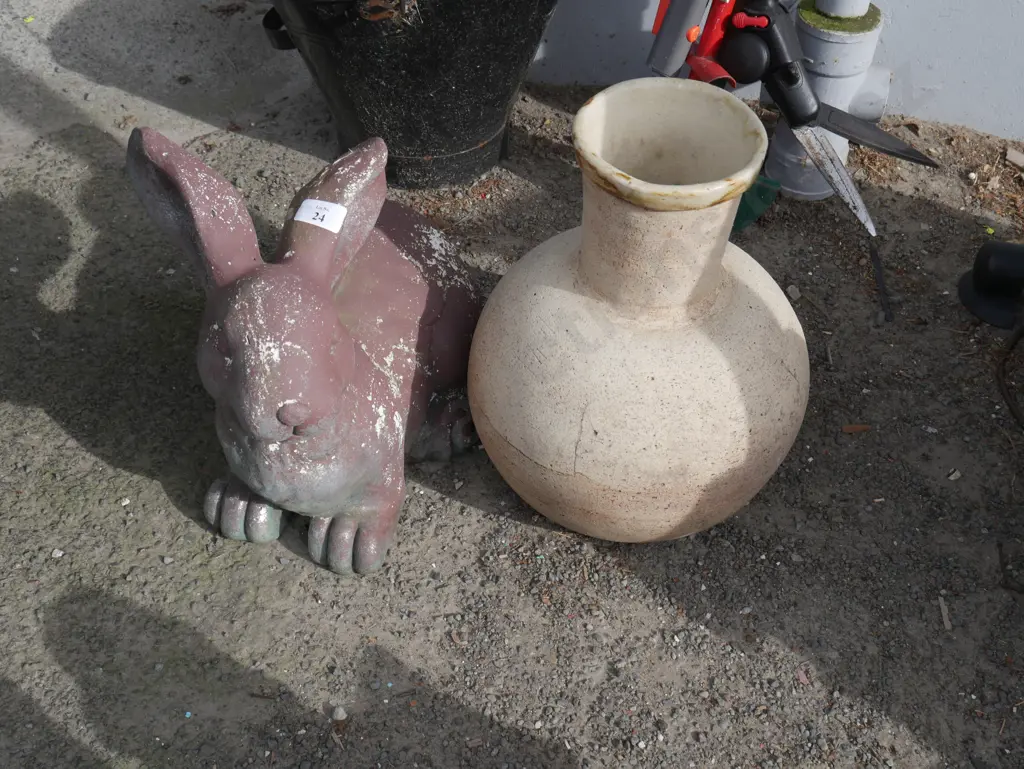 Rabbit ornament and vase Image 1++