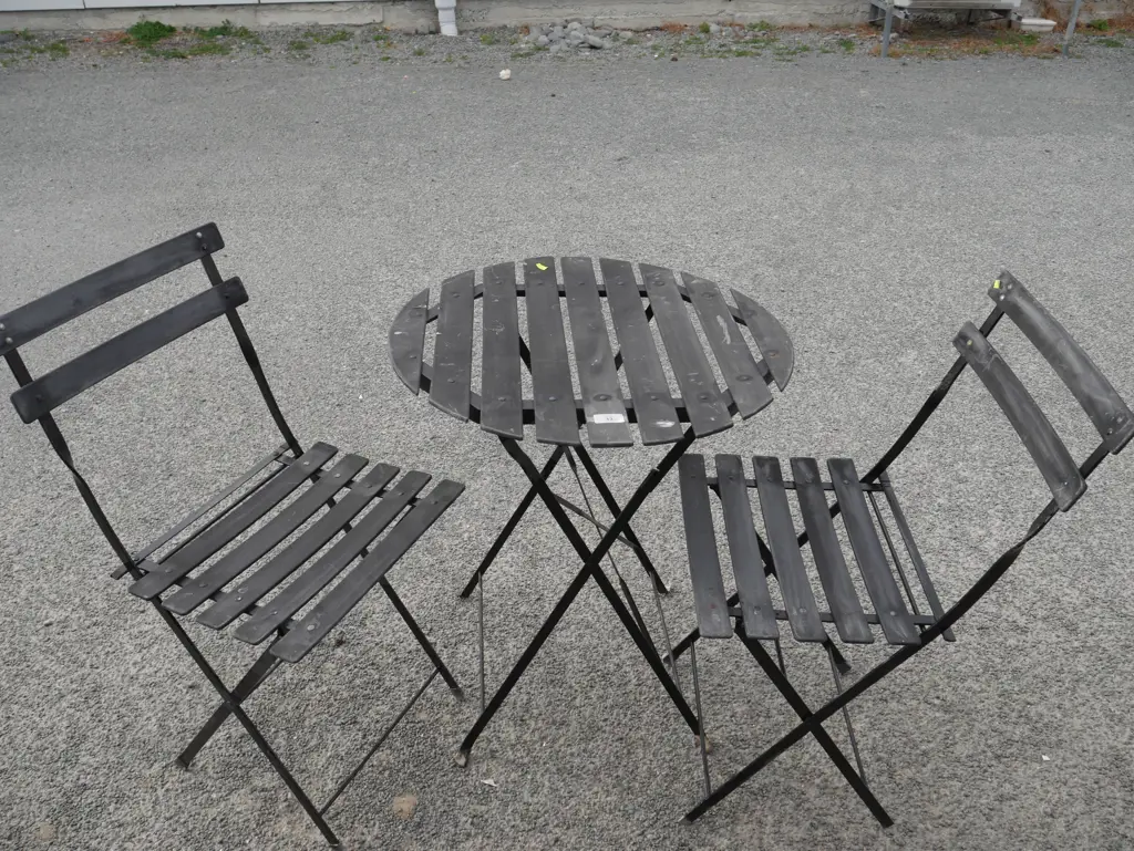 Folding outdoor table and 2 chairs Image 1++