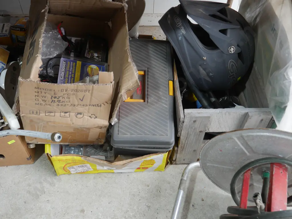 Assorted sundries Image 1++