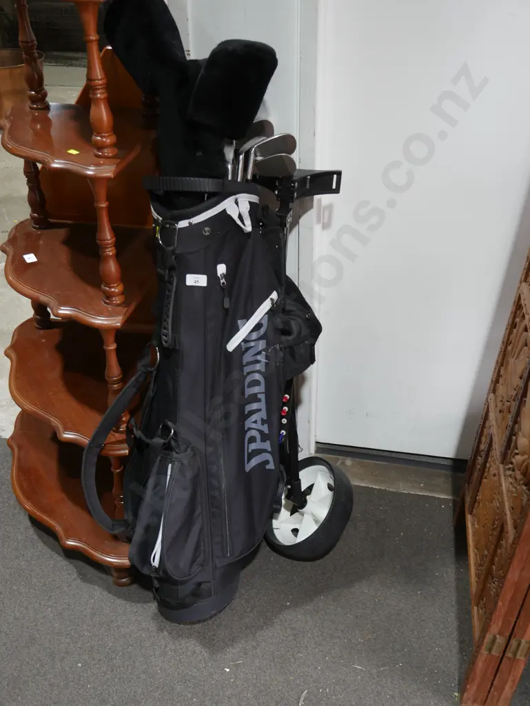 Golf trundler and clubs Image 1++