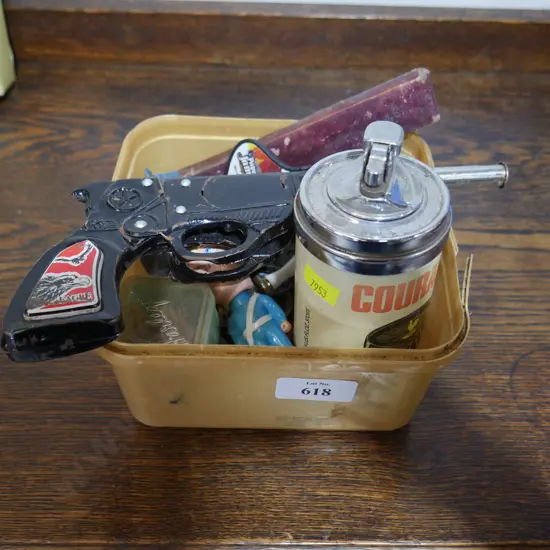 Assorted small collectables,